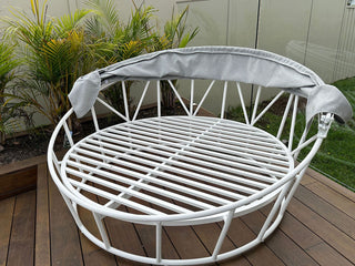 Bora Canopy Outdoor Daybed in White / Grey Chine 3.