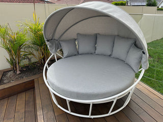 Bora Canopy Outdoor Daybed in White / Grey Chine 2.