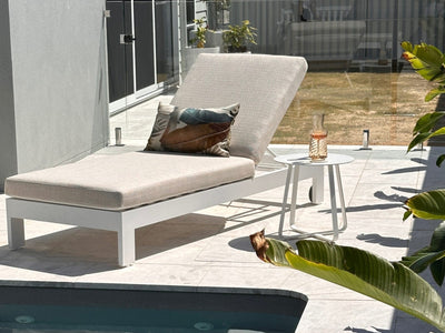 Anjuna Outdoor Sunlounge in White / Pebble
