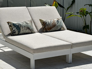 Anjuna Outdoor Sunlounge in White / Pebble 7.