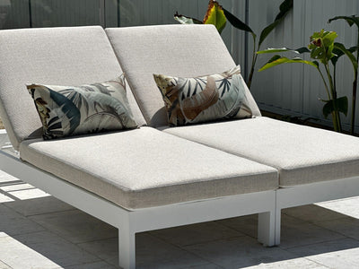 Anjuna Outdoor Sunlounge in White / Pebble 7.