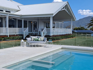 Purist Outdoor Daybed in White / Grey Chine 3.